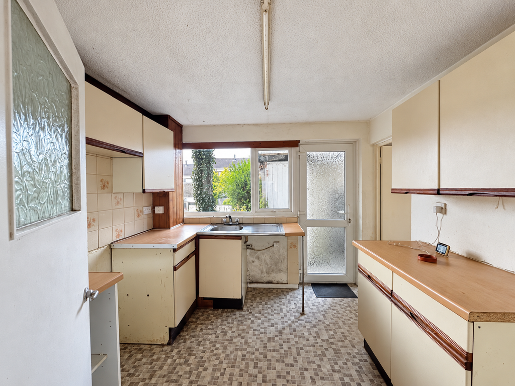 Property photo 3 of 11 Kitchen
