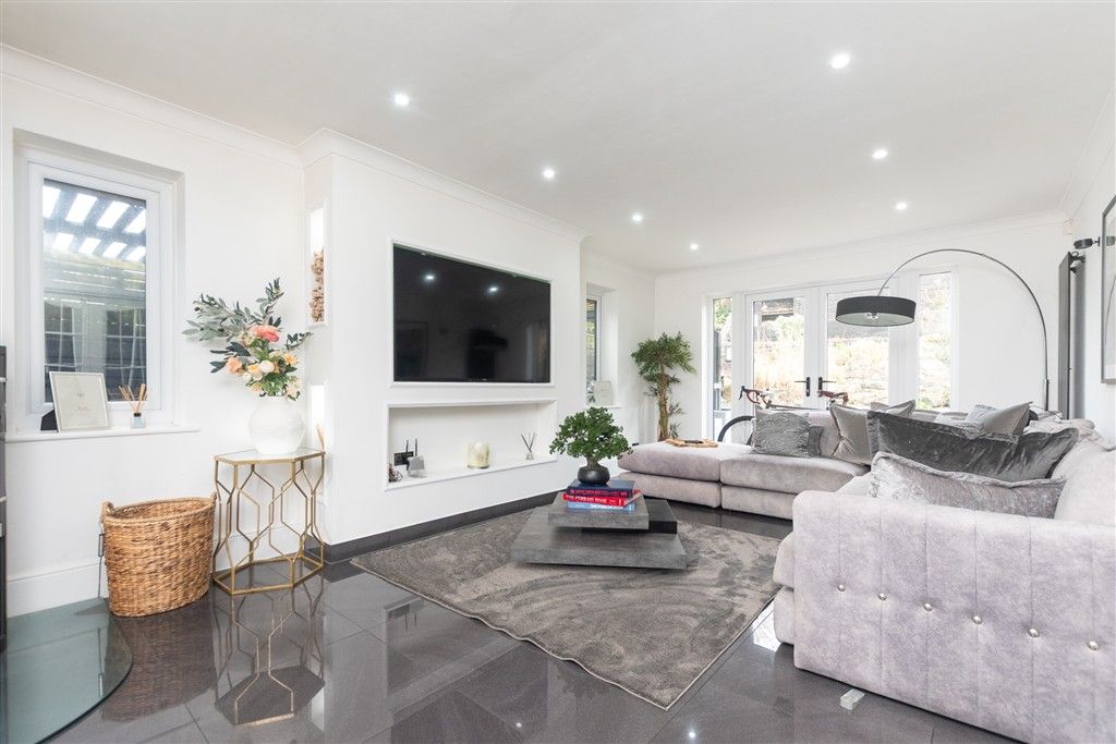 Property photo 1 of 12 Lounge