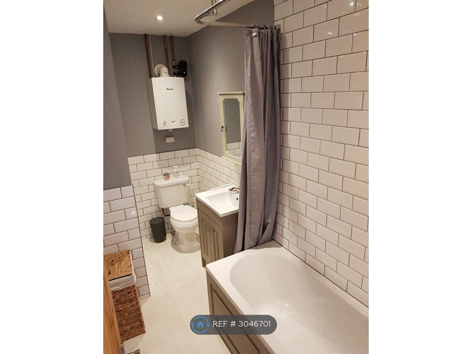 Property photo 2 of 11 Bathroom