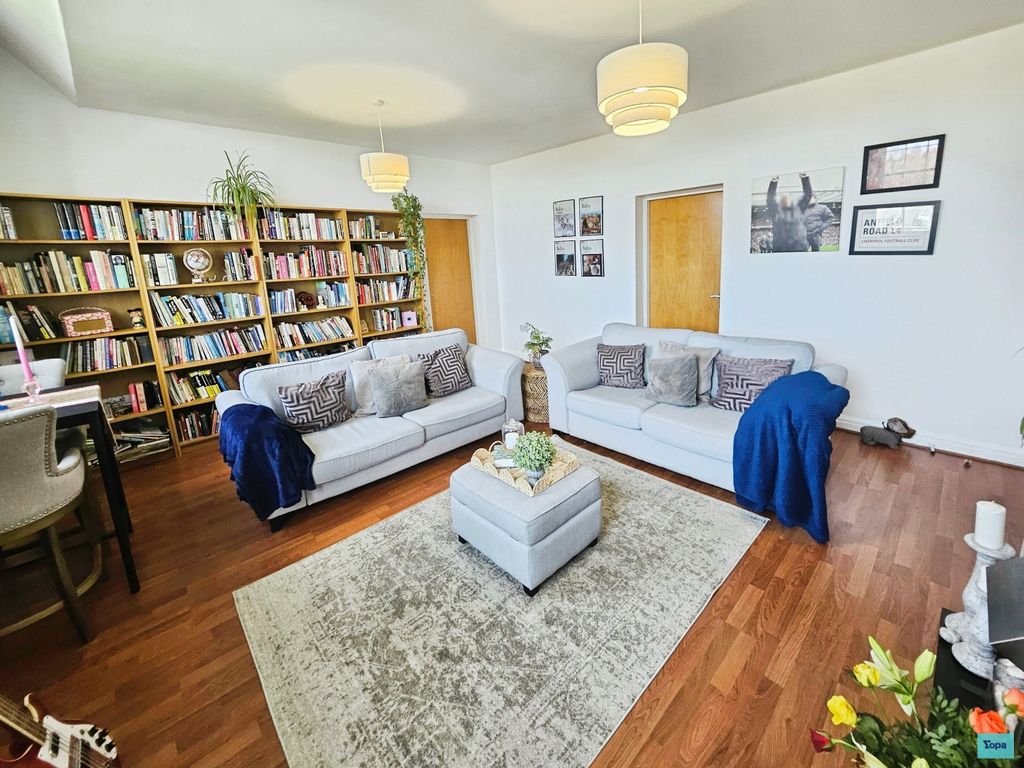 Property photo 3 of 15 Lounge