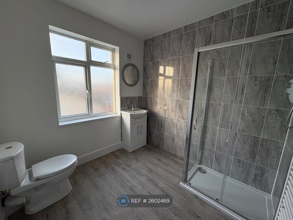 Property photo 2 of 9 Bathroom To Back Bedroom