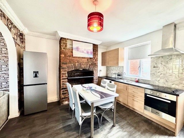 Property photo 3 of 7 Kitchen