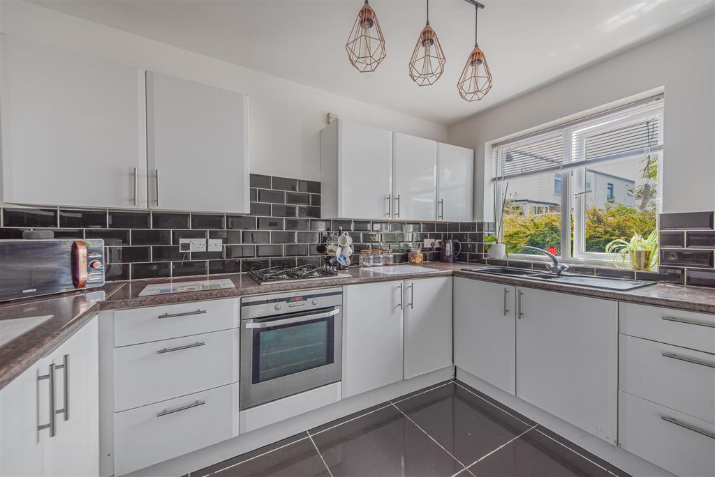 Property photo 2 of 11 Kitchen