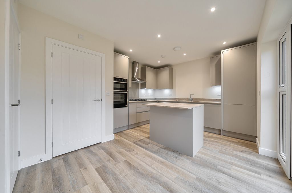 Property photo 3 of 14 1370833-1-6909E7d...