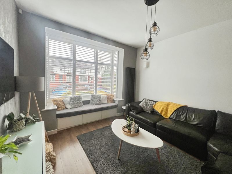 Property photo 3 of 17 Lounge