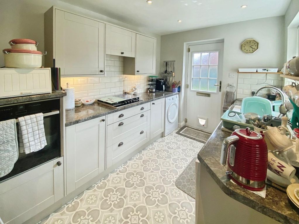 Property photo 3 of 18 Kitchen