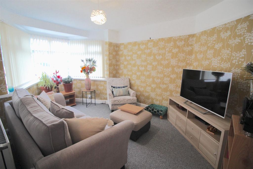 Property photo 2 of 11 Lounge