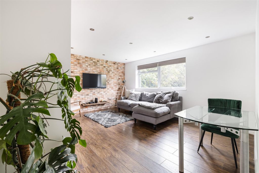 Property photo 2 of 15 Bridle Path Ig8