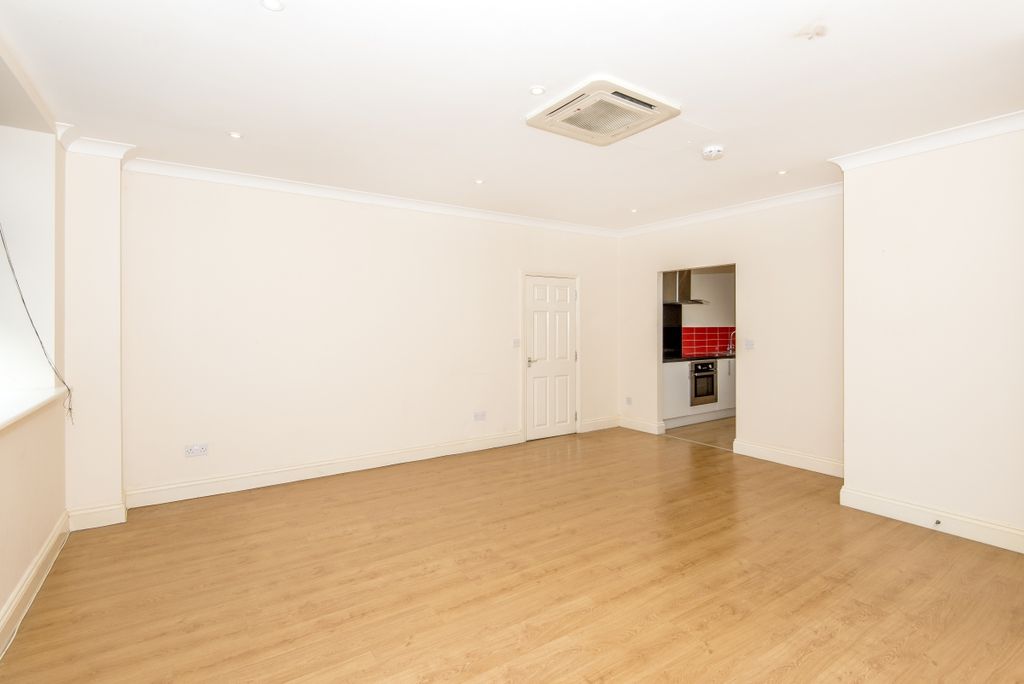 Property photo 3 of 7 Livingroom1