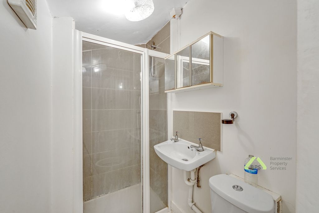 Property photo 1 of 8 3 Bed End Terrace For Sale Hogg Lane, Grays Rm17
