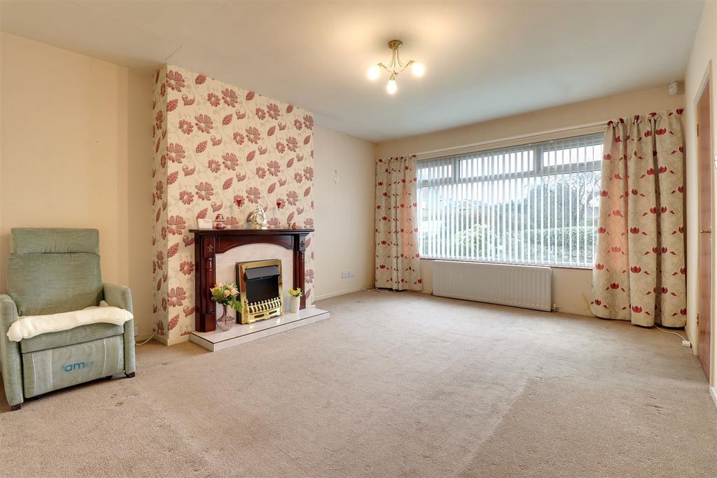 Property photo 3 of 13 Lounge