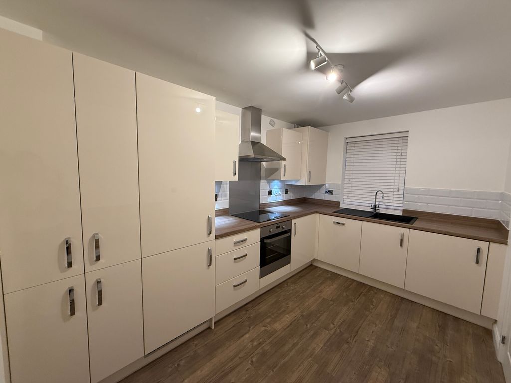 Property photo 3 of 10 Kitchen