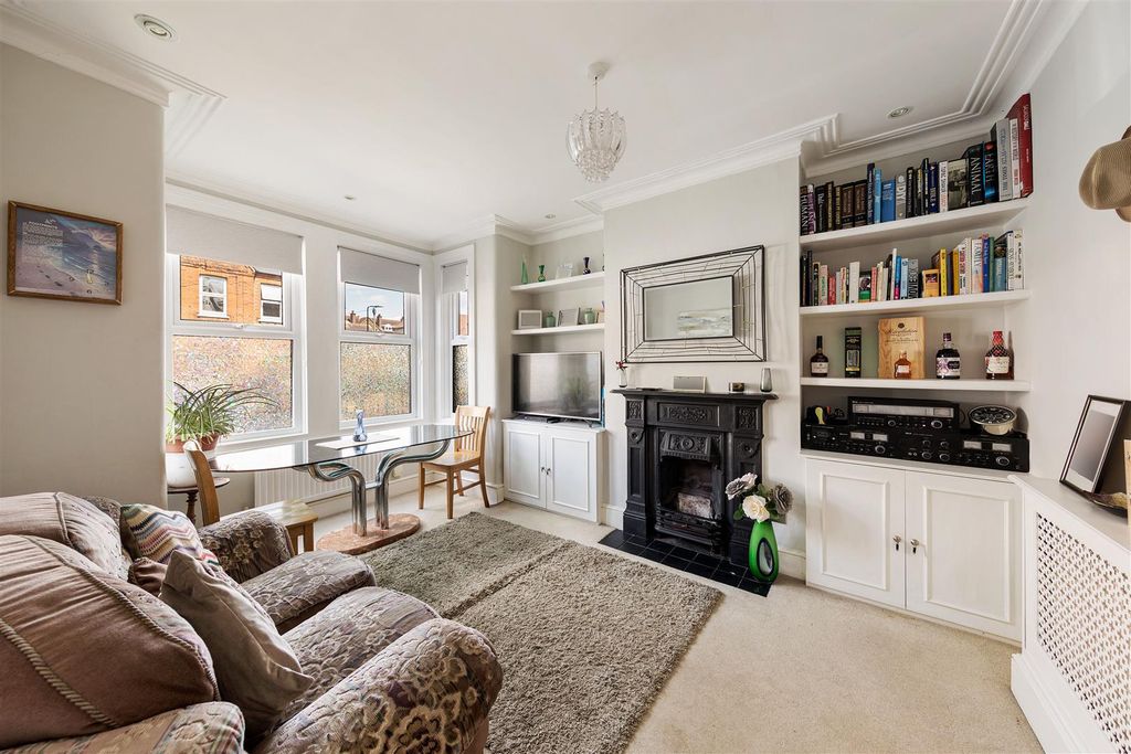 Property photo 2 of 11 Hibbert Road E17