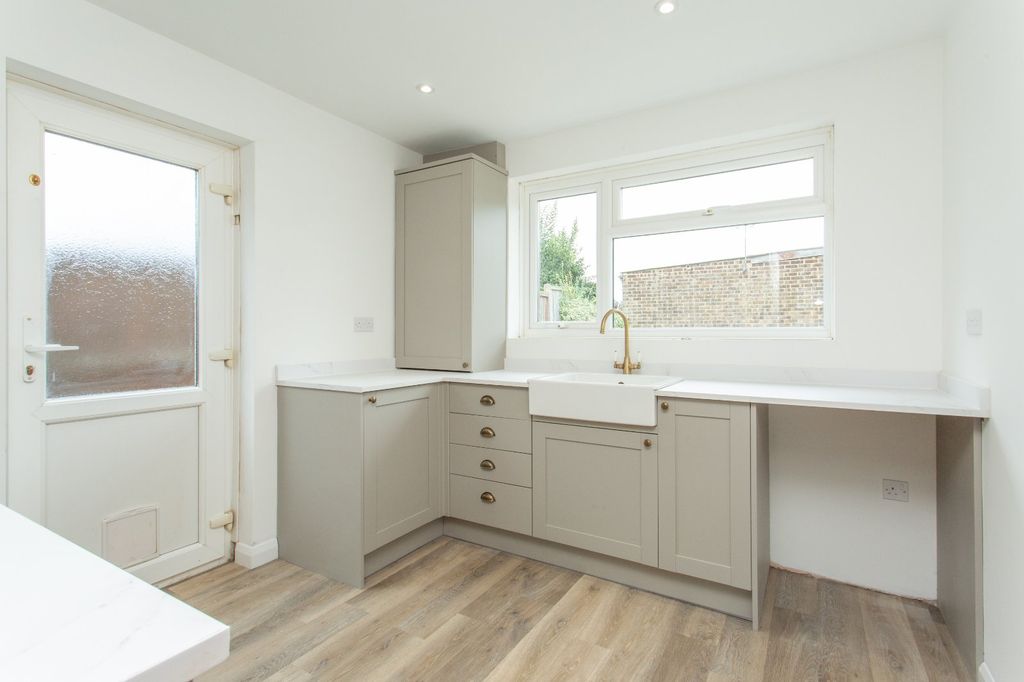 Property photo 3 of 14 Picture 3