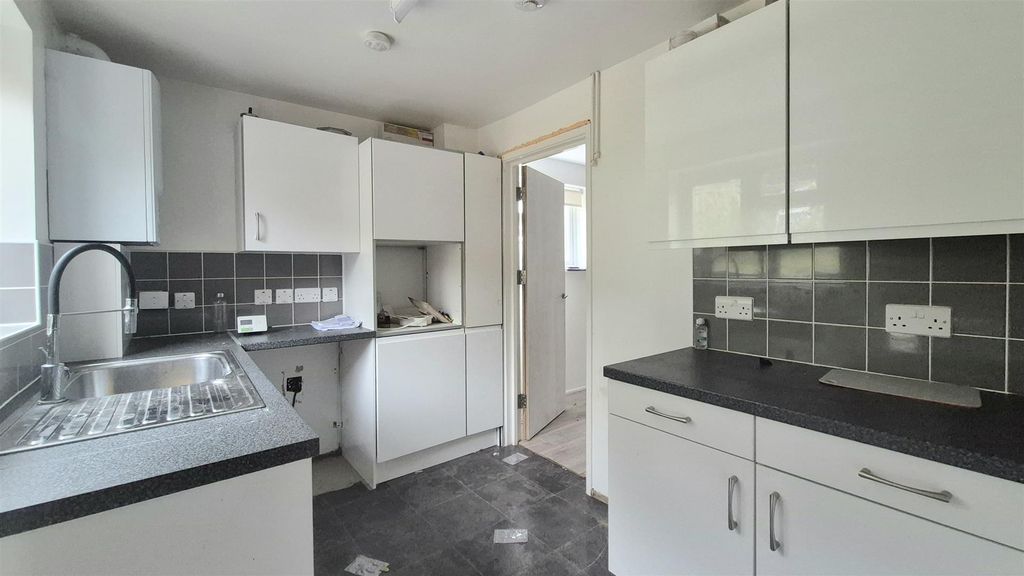 Property photo 2 of 12 Kitchen