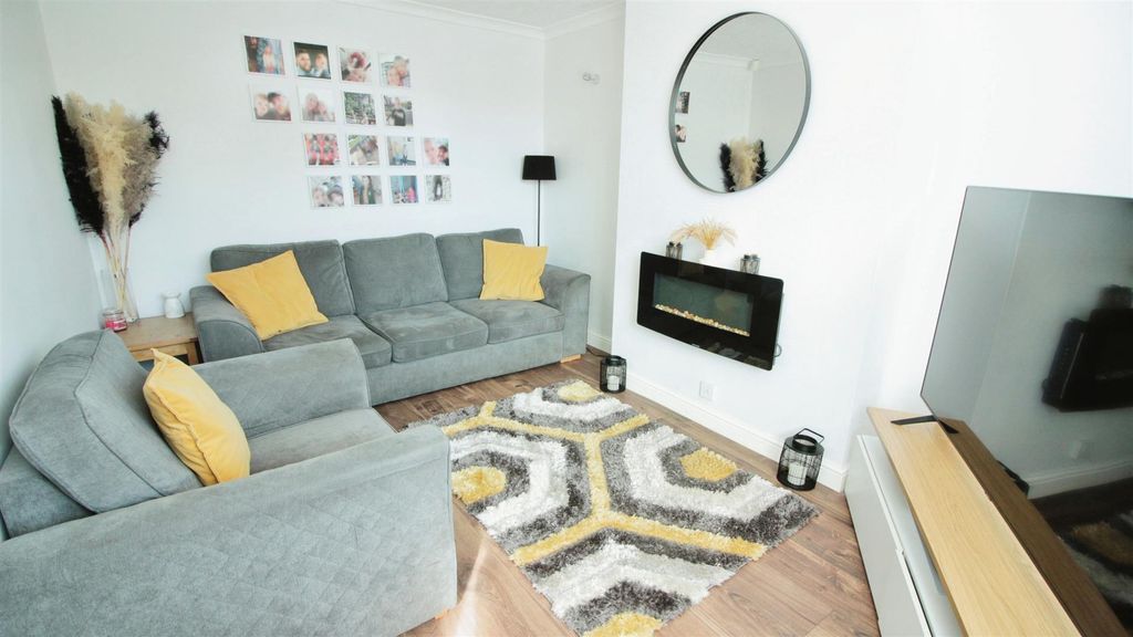 Property photo 3 of 12 Lounge