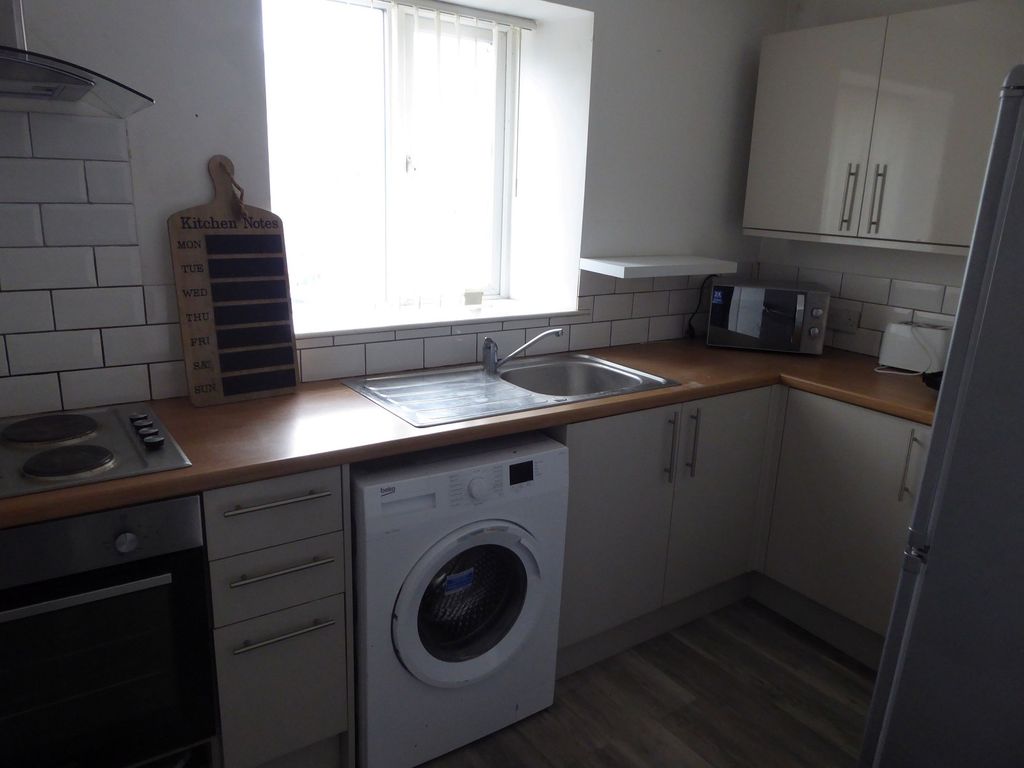 Property photo 3 of 12 Kitchen