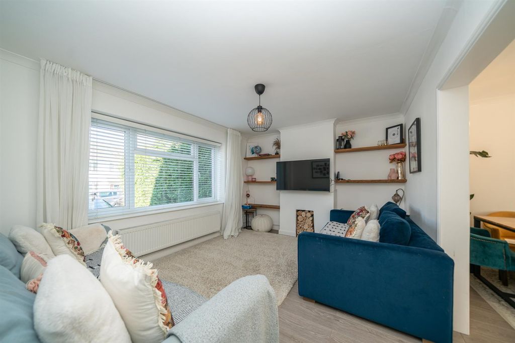 Property photo 2 of 13 Lounge