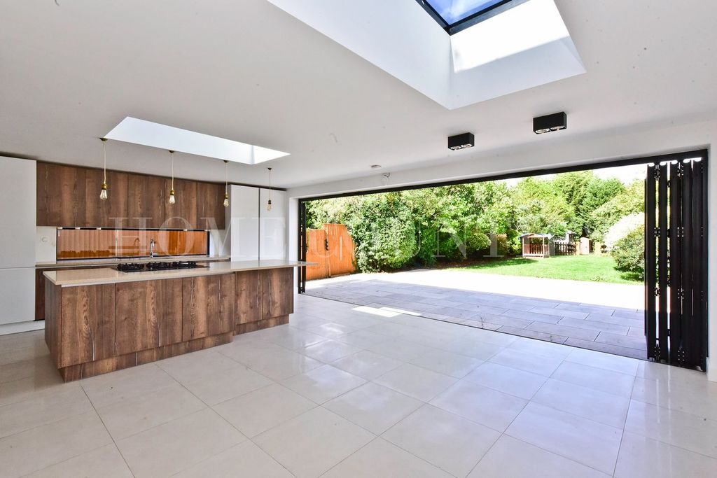 Property photo 2 of 39