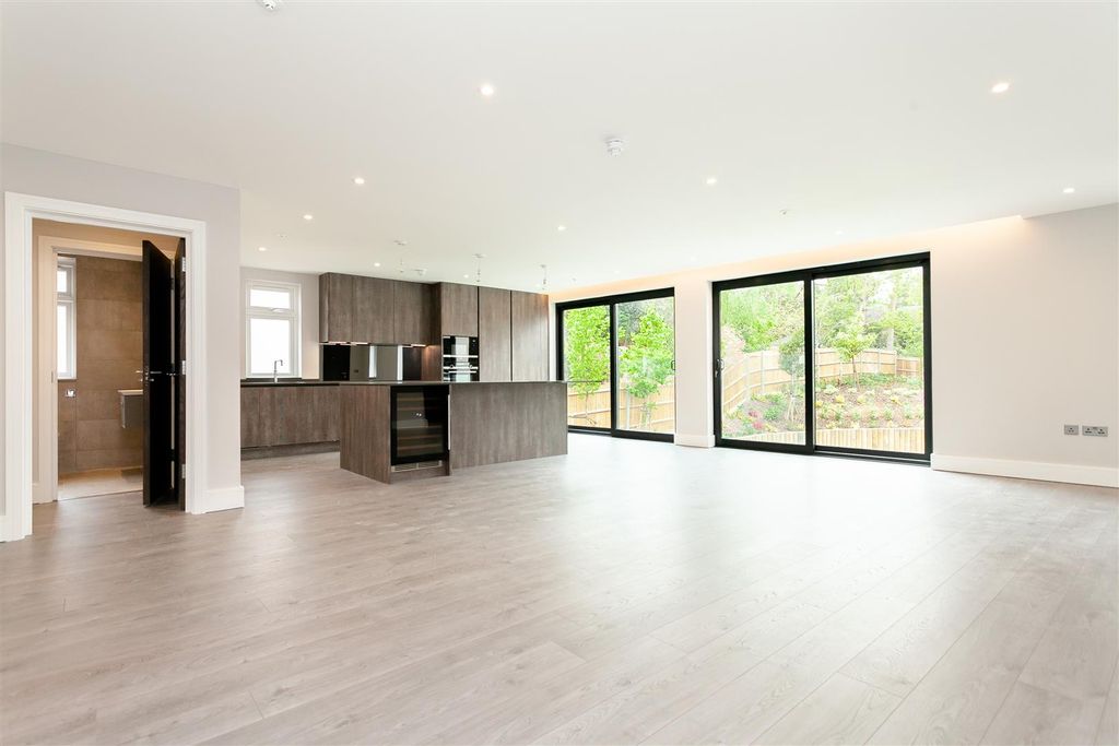 Property photo 3 of 17 Charnwood House (4).Jpg