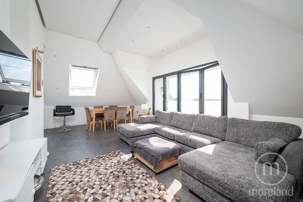 Property photo 2 of 11 4263353