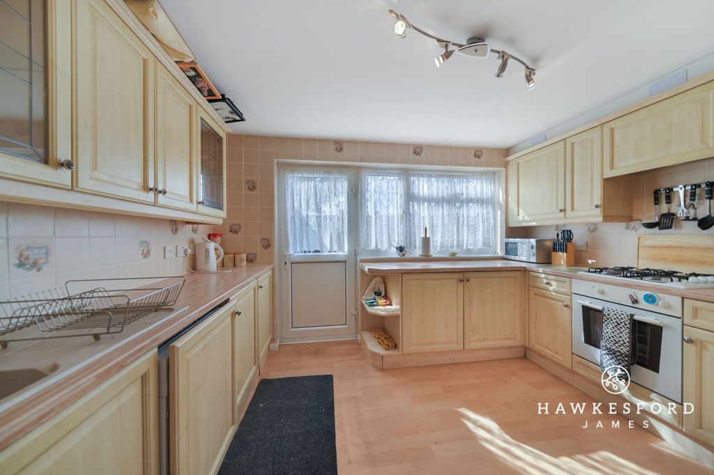 Property photo 3 of 10 Harold Road, Sittingbourne - Kitchen