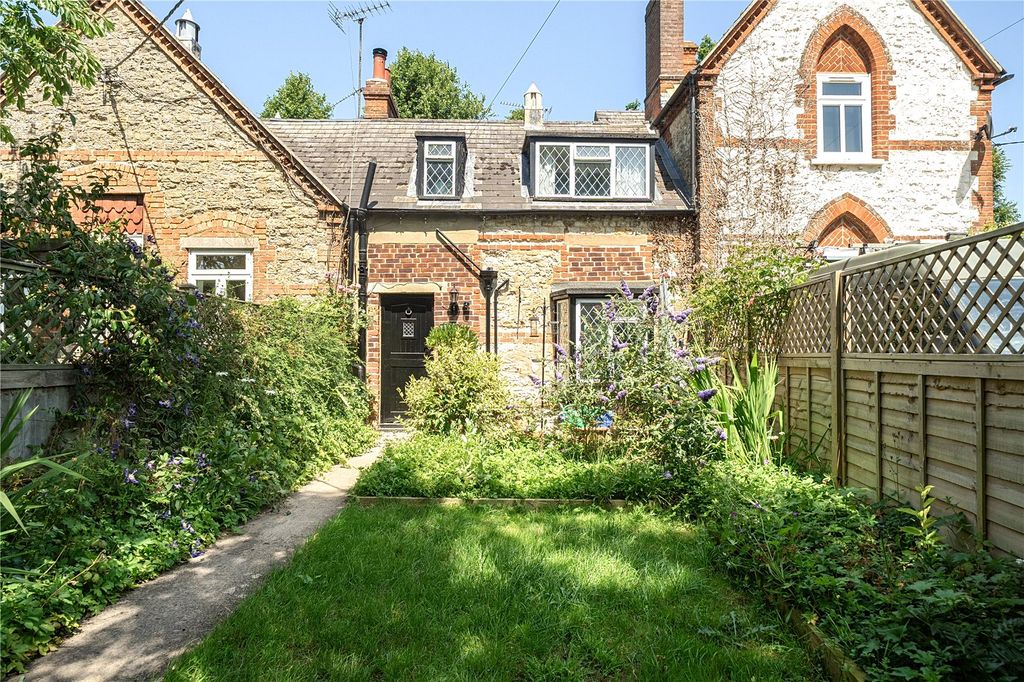 Property photo 1 of 18 Front Garden