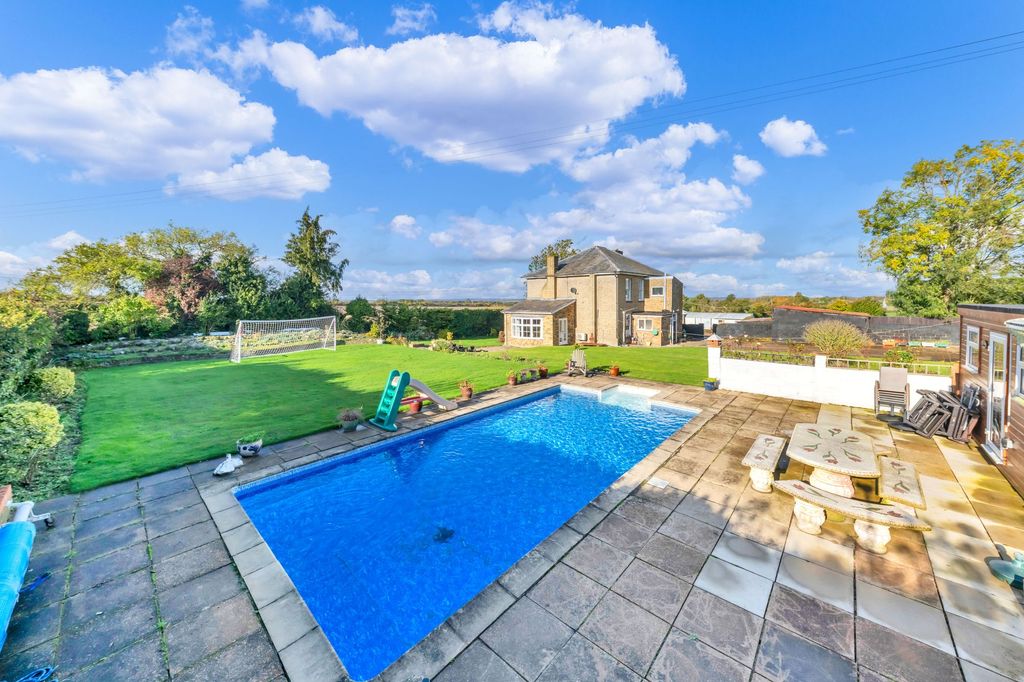 Property photo 1 of 33