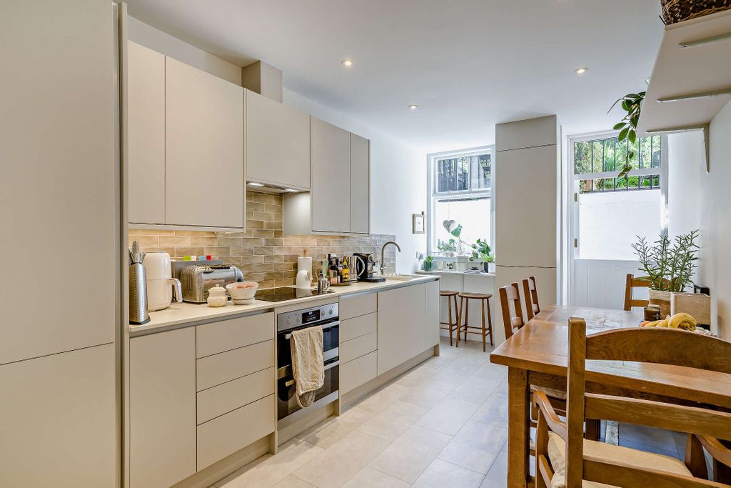 Property photo 2 of 23 Bright Kitchen