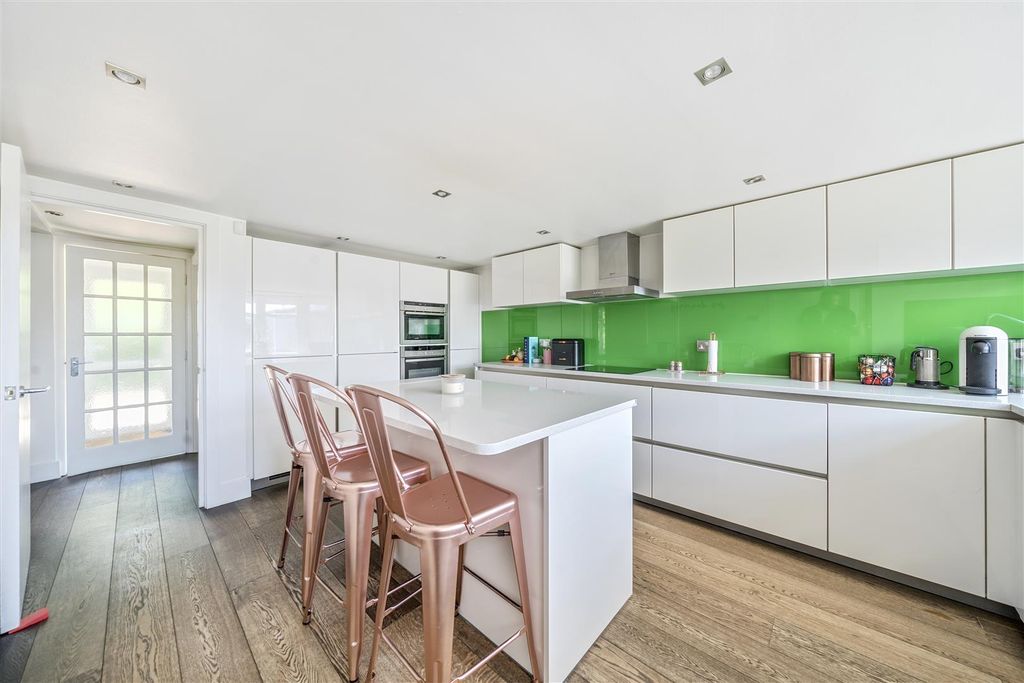 Property photo 2 of 13 Kitchen/Breakfast Room: