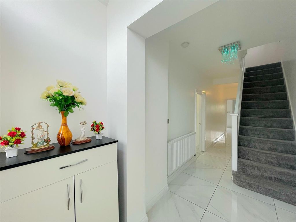 Property photo 3 of 17 Entrance Hallway