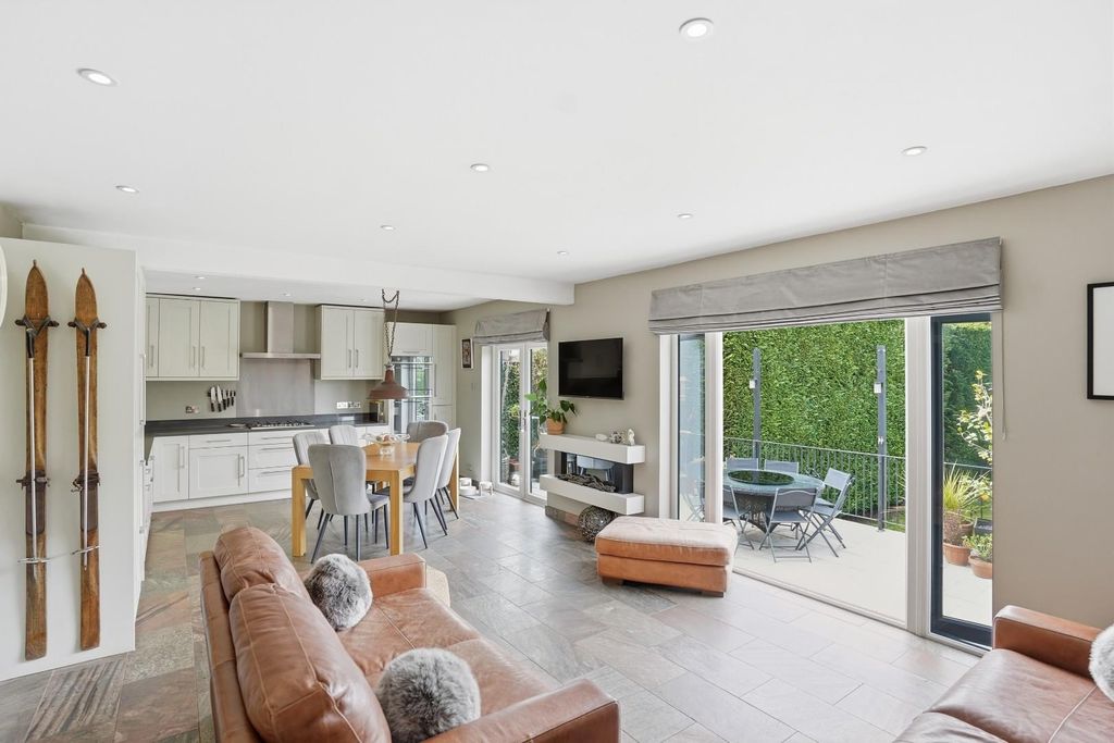 Property photo 2 of 27 The Drive