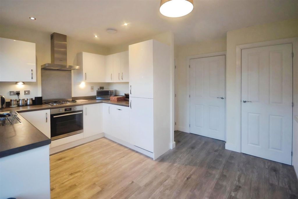 Property photo 2 of 9 c07A90c0-Kitchen.Jpg