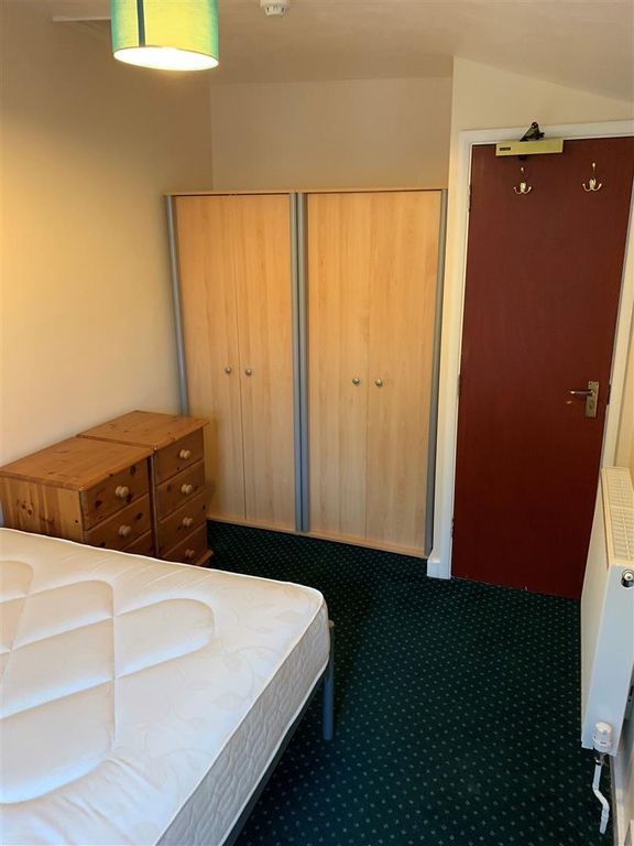 Property photo 2 of 7 Rf 44 Cowley Rd Bedroom.Jpg