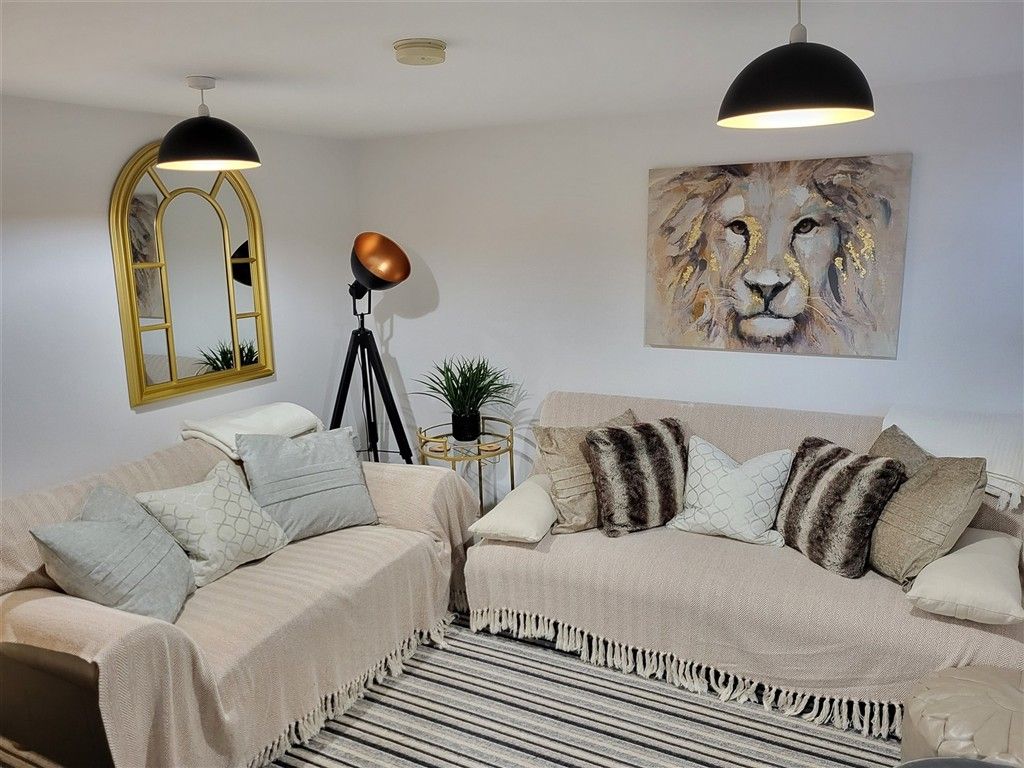 Property photo 1 of 11 Lounge