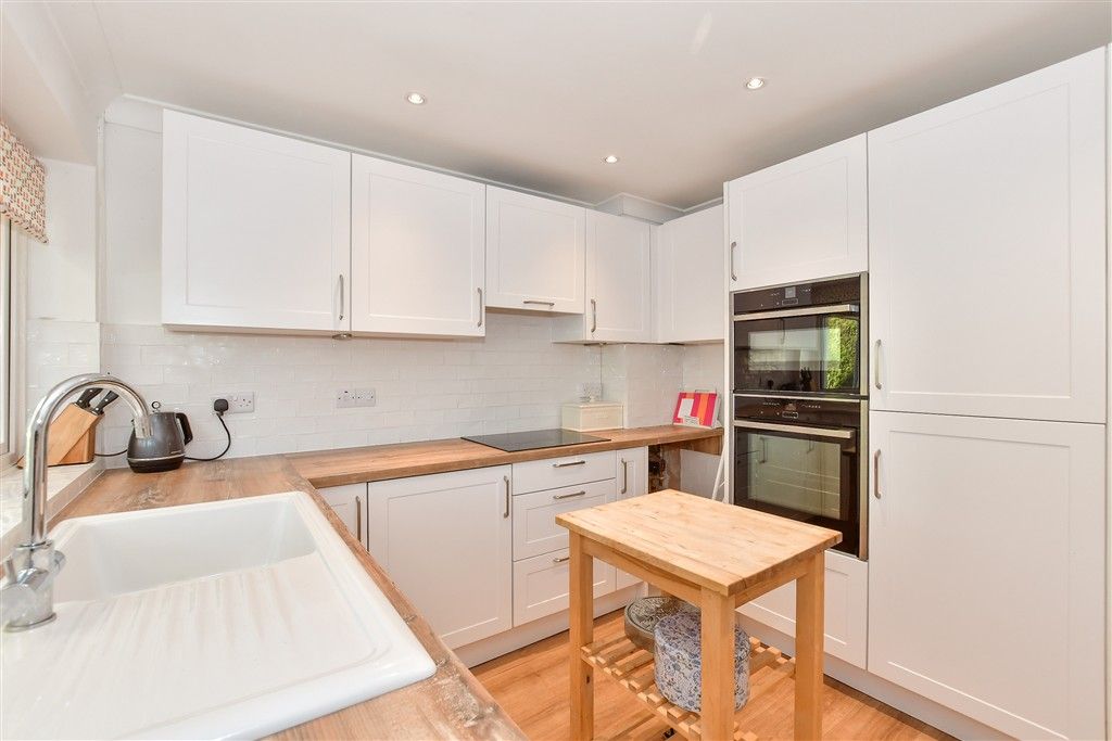 Property photo 3 of 10 Kitchen