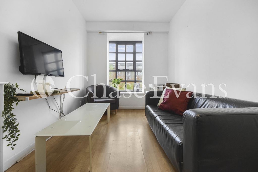 Property photo 2 of 18 Rope Street, Surrey