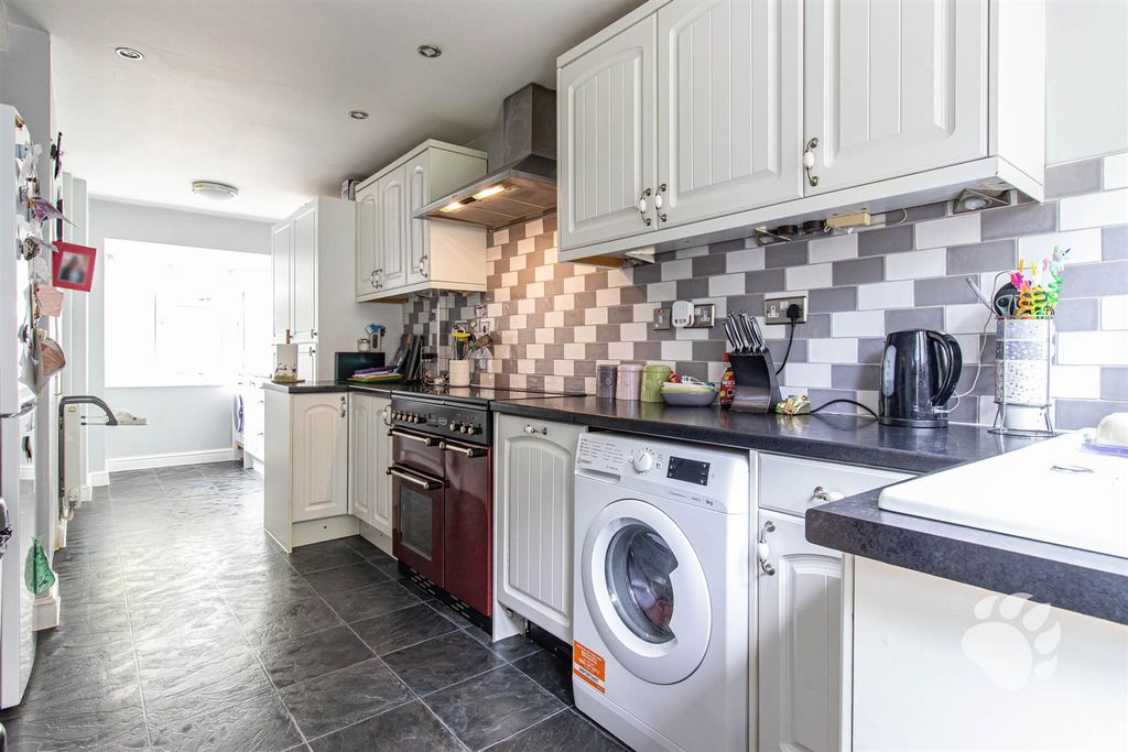 Property photo 2 of 19 Kitchen