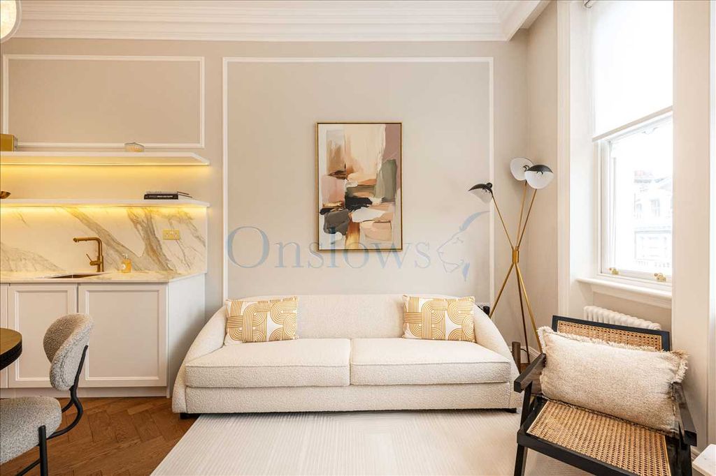 Property photo 3 of 20 Lounge