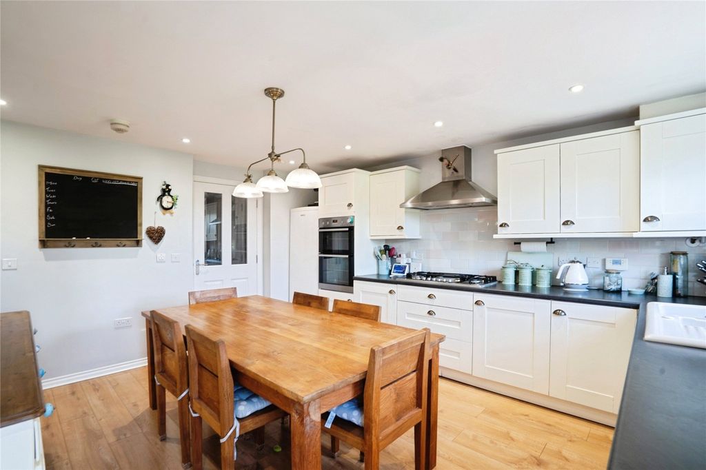 Property photo 3 of 17 Kitchen