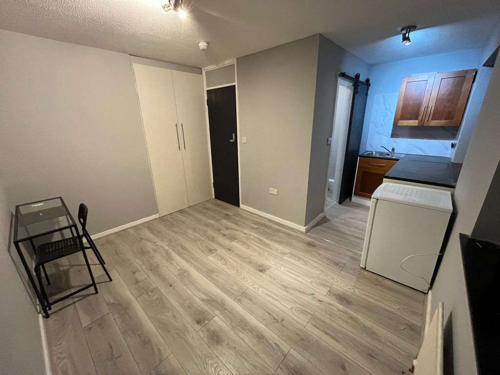 Property photo 1 of 12 Studio 4- £1200 Available From 22/10/2025