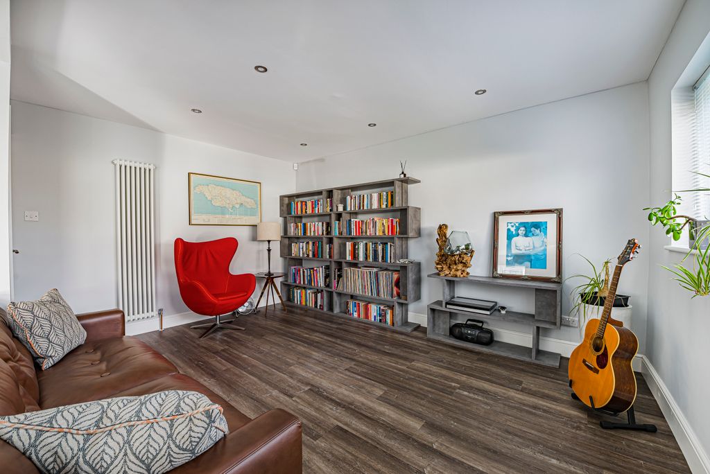 Property photo 2 of 22 Lounge (6)