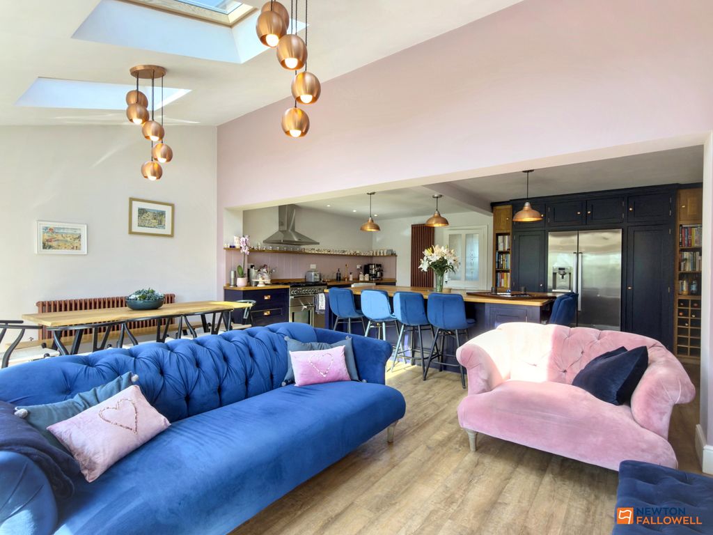 Property photo 3 of 43