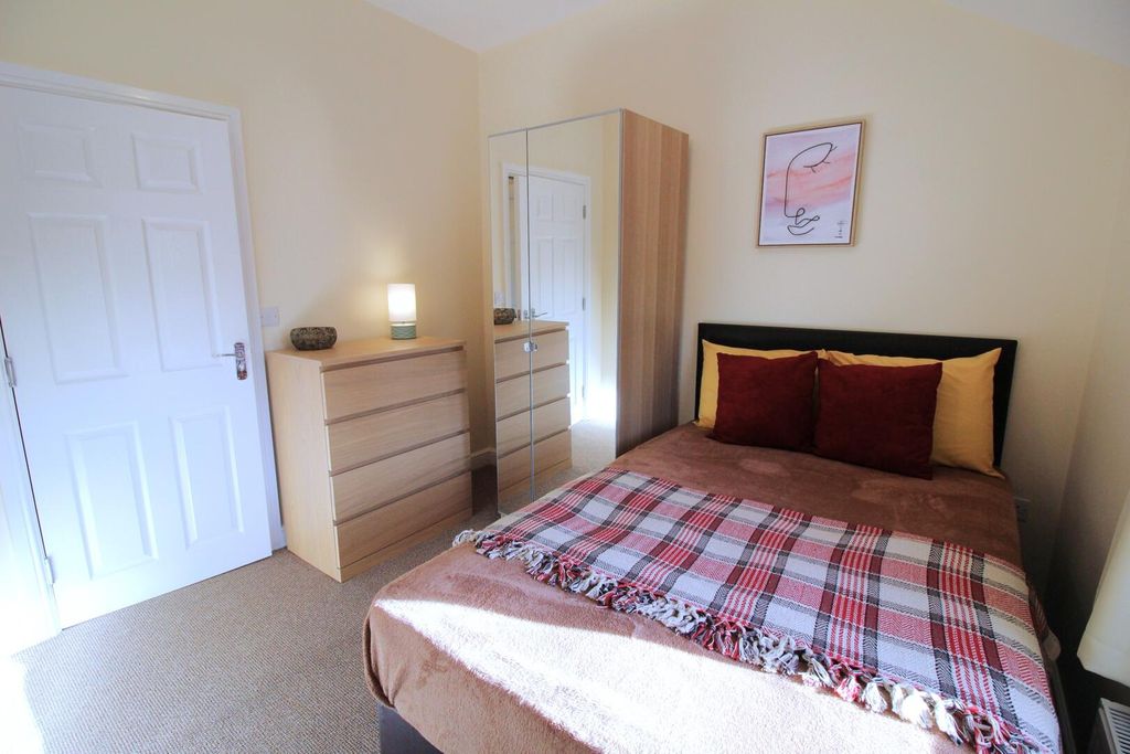 Property photo 2 of 6 Bedroom