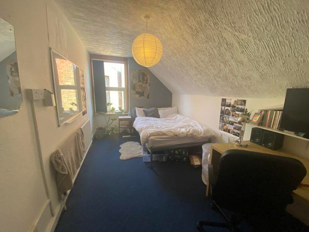 Property photo 3 of 10 A Cozy And Inviting Double Bedroom With Ample Natu...