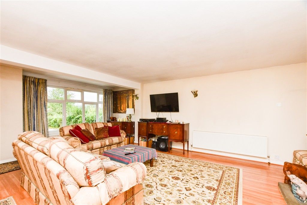 Property photo 3 of 17 Lounge