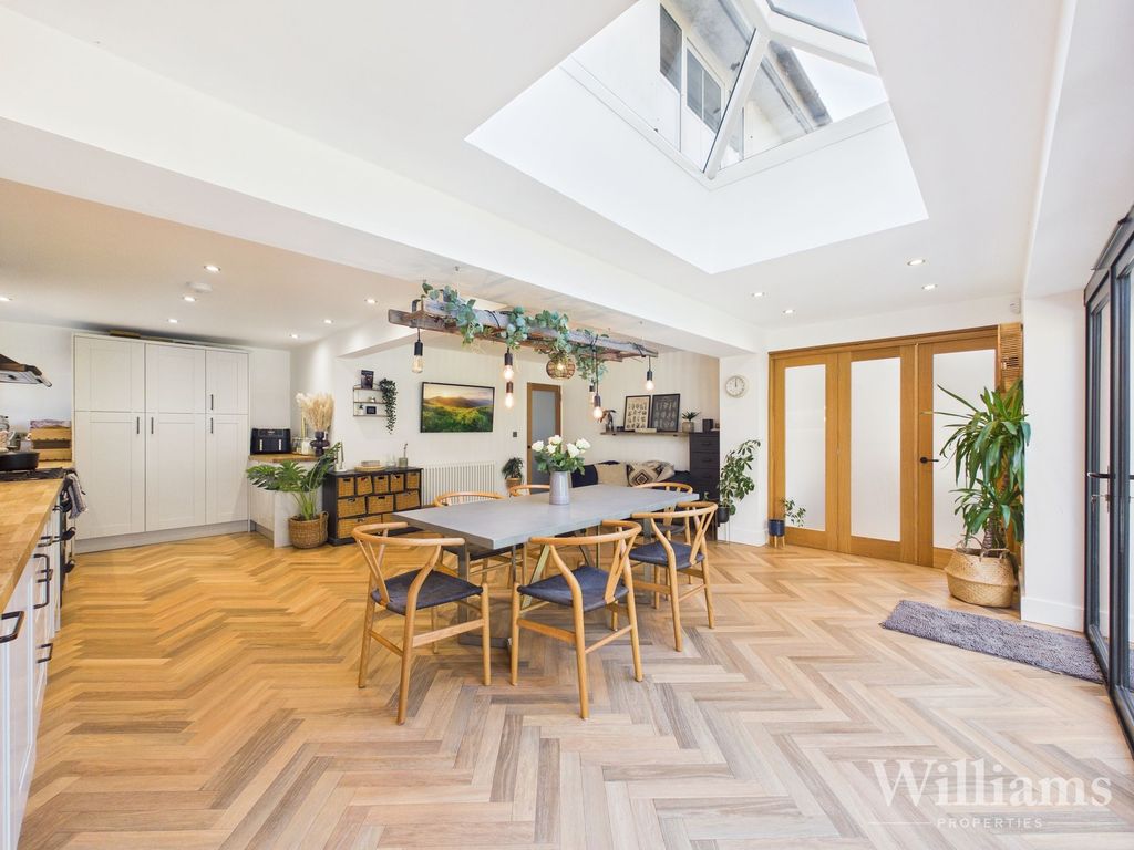 Property photo 2 of 27