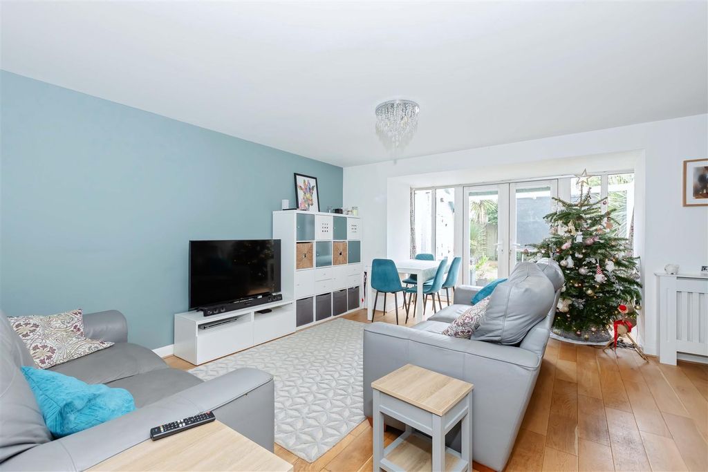 Property photo 2 of 16 Brougham Grove_10.Jpg