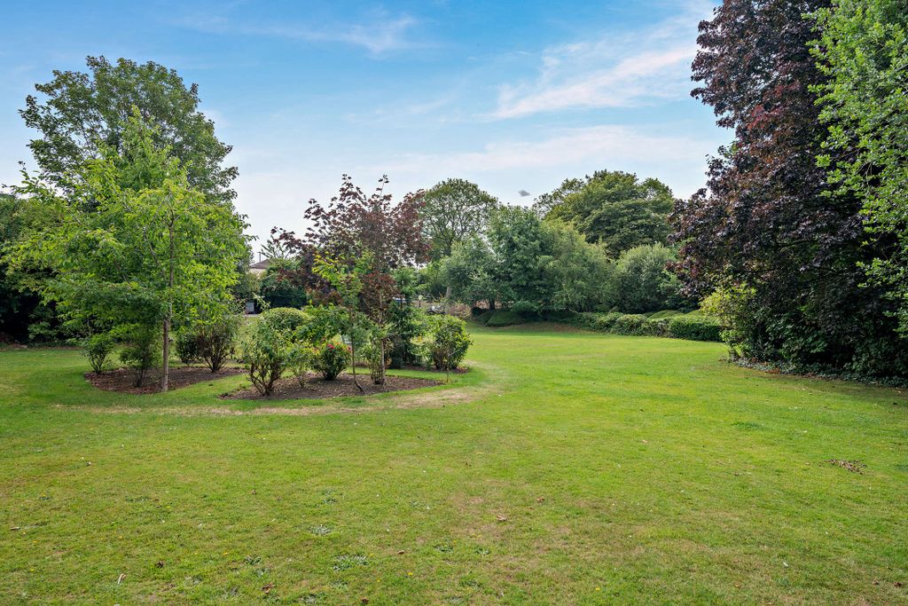 Property photo 3 of 12 Communal Gardens