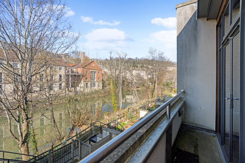 Property photo 2 of 12 Balcomy